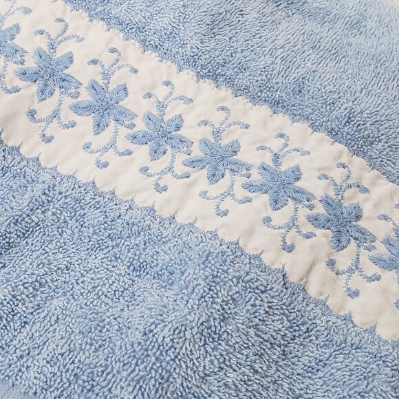 2 Wamsutta Vintage Blue Embroidered Bath Towels Great pre-owned condition - Picture 6 of 6